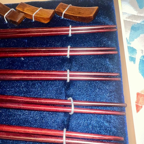 New! CHOP STICKS 5 pairs Yunhong hardwood Sticks Vintage with box - Picture 3 of 9